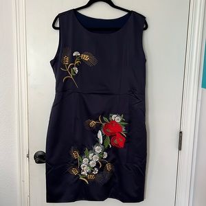 Beautiful  Si Man Li Embroidered dress in navy silk with belt